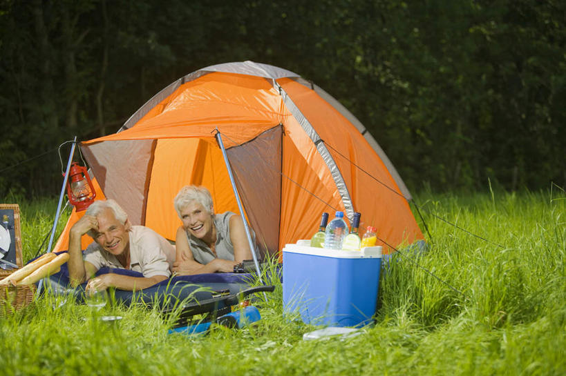 西方人,两个人,家庭,夫妻,笑,微笑,露齿笑,横图,室外,白天,正面,爱情,旅游,度假,草地,草坪,森林,树林,植物,欧洲,欧洲人,服装,帐篷,浪漫,休闲装,娱乐,煤油灯,玻璃制品,盒子,草,树,树木,衣服,绿色,自然,瓶子,塑料制品,趴着,享受,休闲,温暖,温馨,一家人,休闲服,塑料瓶,恩爱,放松,恋人,服饰,生长,成长,和睦,露营,野营,宿营,老年男性,老年女性,男人,男性,女人,女性,白种人,情侣,趴,彩图,全身,伴侣,融洽