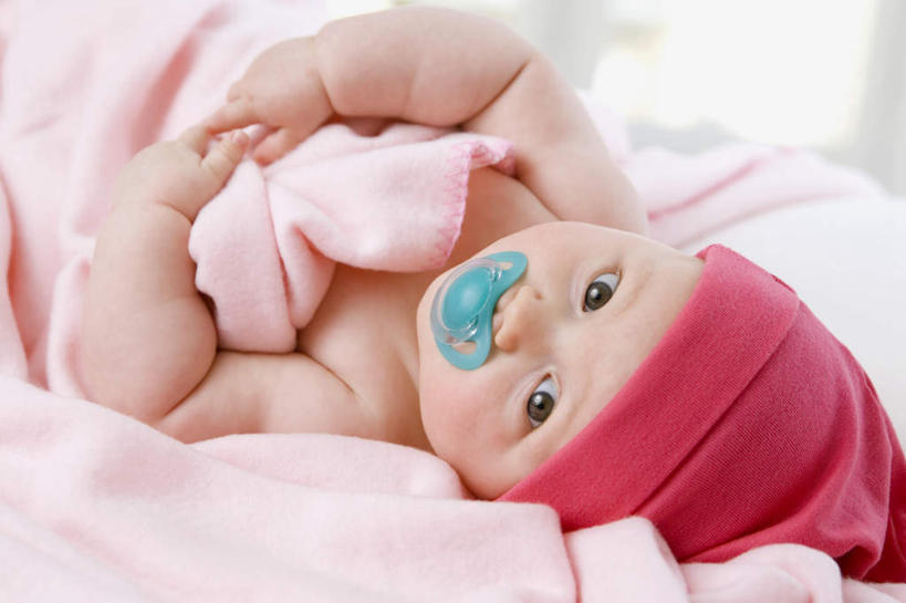 西方人,婴儿,儿童,一个人,躺,横图,俯视,室内,白天,纯洁,床,卧室,欧洲,欧洲人,仅一个人,朦胧,模糊,纺织物,双人床,床单,拿,拿着,注视,被子,小孩,毛巾,观察,看,清洁,可爱,含,活泼,奶嘴,观看,保暖,察看,被单,关注,宝宝,透气,纯真,烂漫,无邪,防水,储水,耐磨,吸水,卧着,伶俐,天真,白种人,孩子,躺着,卧,半身,彩图,高角度拍摄,睡房,卧房