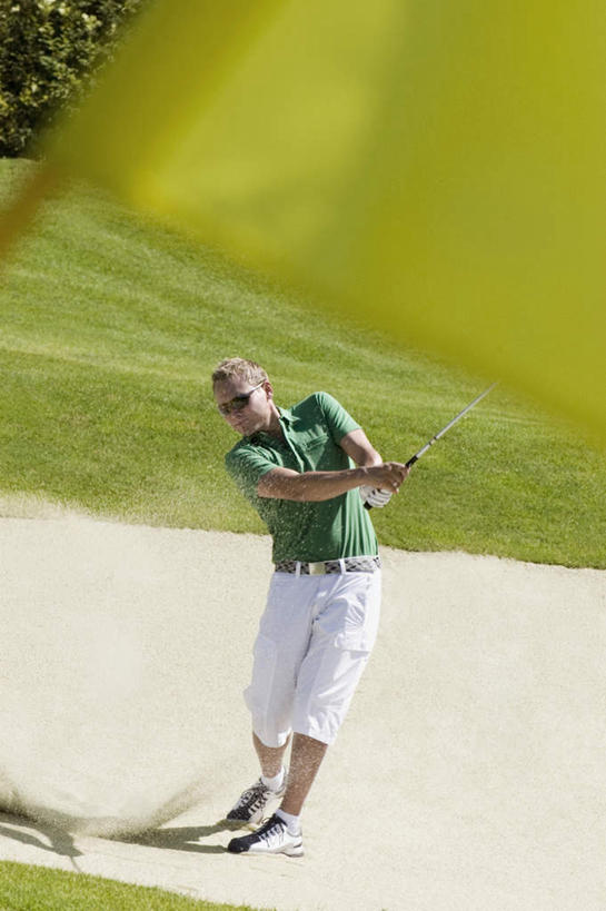 西方人,一个人,站,竖图,俯视,室外,白天,锻炼,运动,草地,草坪,植物,欧洲,欧洲人,仅一个男性,仅一个人,戴,挥杆,服装,朦胧,模糊,高尔夫,高尔夫球,墨镜,眼镜,注视,休闲装,沙坑,草,仅一个年轻男性,衣服,绿色,太阳镜,太阳眼镜,观察,看,站着,休闲,休闲服,遮阳镜,服饰,观看,察看,高尔夫球杆,关注,高尔夫运动,高尔夫球具,体育,男人,男性,年轻男性,白种人,站立,彩图,高角度拍摄,全身,健身