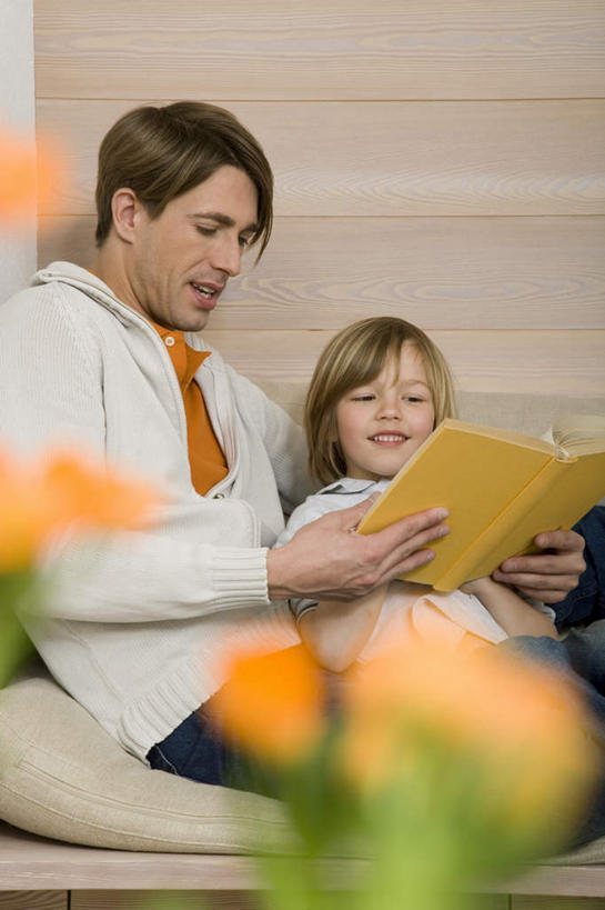 西方人,儿童,两个人,家庭,父亲,儿子,客厅,坐,竖图,室内,白天,正面,看书,阅读,纯洁,智慧,床,花瓶,书籍,欧洲,欧洲人,握,学习,服装,朦胧,模糊,艺术,装饰,盛开,陶瓷,双人床,床单,陶瓷制品,拿,花蕾,拿着,注视,休闲装,文化,被子,花,花瓣,花朵,鲜花,小孩,衣服,插花,瓶子,书本,花苞,花蕊,观察,看,休闲,温暖,温馨,父子,一家人,休闲服,父爱,可爱,童年,童趣,读书,浏览,握着,服饰,观看,华丽,修饰,插花艺术,点缀,和睦,察看,创造,起居室,被单,关注,创作,想象,童真,烂漫,无邪,衬托,美观,雅致,雅观,客堂,天真,男孩,男人,男性,年轻男性,白种人,孩子,年轻人,书,图书,坐着,半身,彩图,融洽,男生