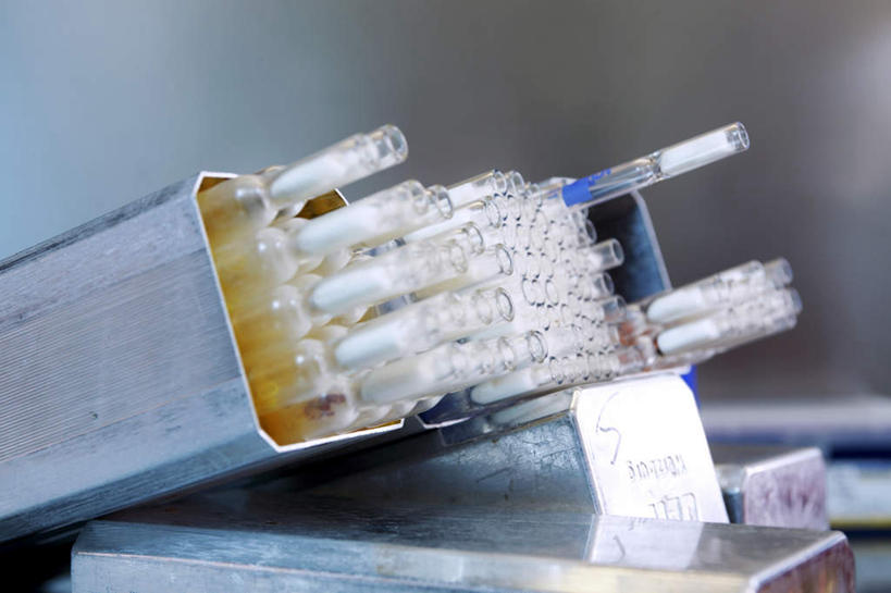 无人,横图,室内,特写,白天,正面,静物,一排,许多,朦胧,模糊,整齐,并列,并排,实验室,研究室,很多,设备,排列,软管,队列,平行,试验室,彩图