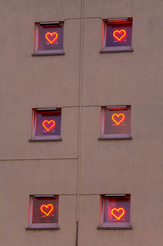 无人,家,竖图,彩色,室外,白天,正面,爱情,度假,美景,窗户,城市风光,城市,霓虹灯,德国,欧洲,一排,爱心,整齐,并列,并排,房屋,墙,屋子,景观,公寓,灯光,七彩,浪漫,娱乐,光源,洋房,楼房,霓虹,玻璃窗,墙壁,墙面,住宅,灯,排列,红色,享受,休闲,温暖,温馨,心形,景色,恩爱,放松,和睦,照明设备,西欧,队列,平行,德意志联邦共和国,法兰克福,氖灯,法兰克福市,黑森州,心型,彩图,房子,融洽