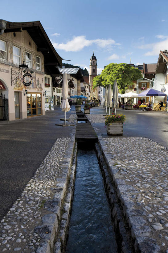 无人,家,教堂,竖图,室外,白天,正面,度假,美景,植物,城市风光,城市,道路,路,德国,欧洲,阴影,节日,光线,影子,房屋,屋子,景观,云,云朵,公寓,小路,交通,云彩,文化,娱乐,洋房,楼房,住宅,树,树木,蓝色,绿色,白云,蓝天,天空,阳光,自然,天,祈祷,享受,休闲,健康,景色,放松,许愿,宗教,信仰,生长,晴朗,成长,纪念,祈求,基督教,西欧,天主教,信念,德意志联邦共和国,巴伐利亚,巴伐利亚州,拜恩州,拜恩自由州,米滕瓦尔德,平安,晴空,彩图,房子,大教堂,礼拜堂