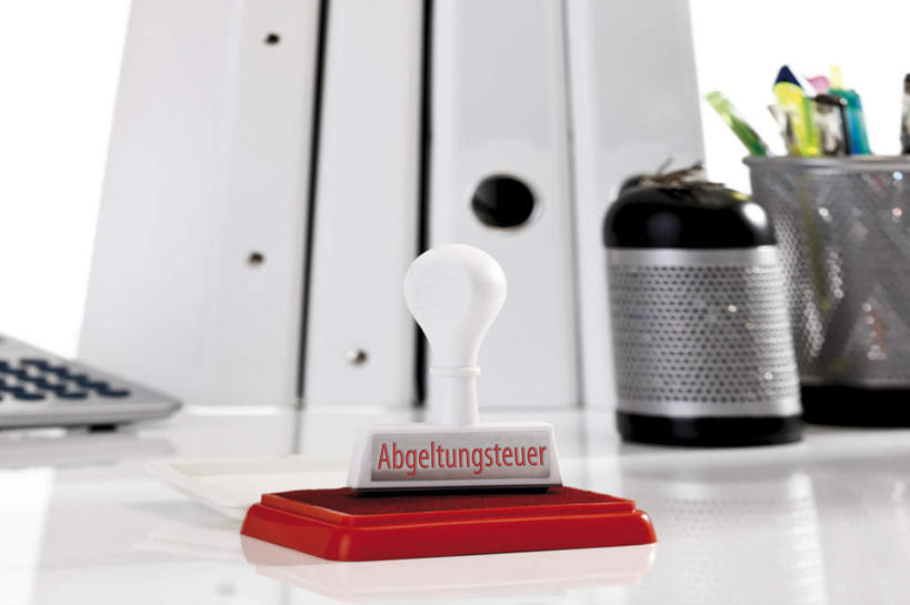 无人,横图,室内,特写,白天,白色背景,仰视,计算器,桌面,桌子,静物,一排,阴影,整齐,反射,计算,科学,木制,笔,材料,档案,文件,影子,纸,办公用品,水笔,文具,排列,木制品,手稿,学习用品,资料,理财,财务,摄影,影棚,文具用品,证明,图章,队列,数学,文档,文件架,资料架,文件框,文件盘,文件托盘,文件座,资料档,资料座,彩图,低角度拍摄,影棚拍摄,拍摄,钤记