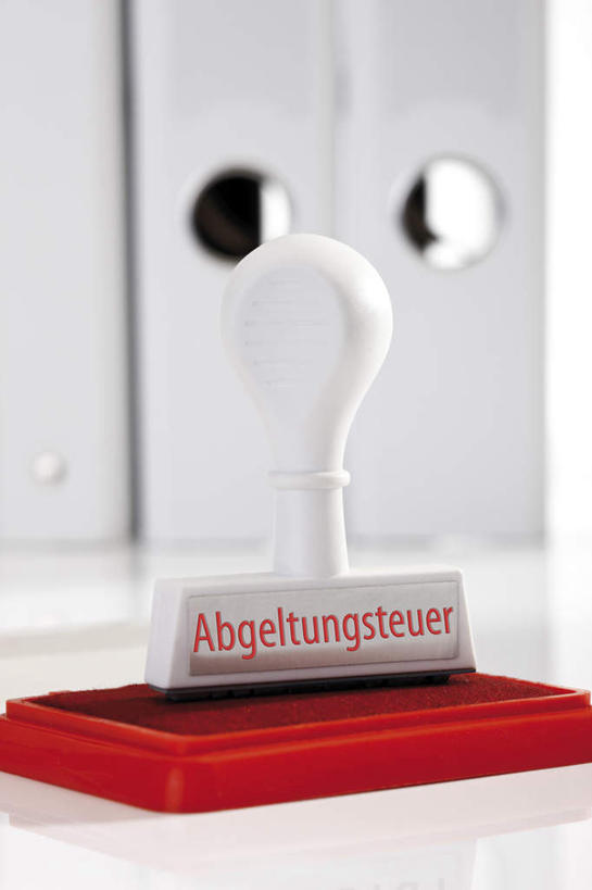 无人,竖图,俯视,室内,特写,白天,白色背景,桌面,桌子,静物,一排,阴影,整齐,反射,木制,材料,档案,文件,影子,纸,排列,木制品,手稿,资料,摄影,影棚,证明,图章,队列,文档,文件架,资料架,文件框,文件座,资料档,资料座,彩图,高角度拍摄,影棚拍摄,拍摄,钤记