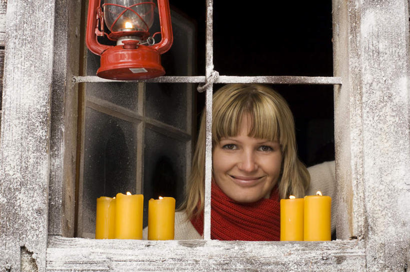 西方人,脸,头,脸颊,一个人,客厅,站,笑,微笑,露齿笑,横图,室外,特写,白天,正面,毛衣,窗户,蜡烛,照明,欧洲,圣诞节,欧洲人,仅一个年轻女性,仅一个女性,仅一个人,阴影,节日,庆祝,光线,火焰,影子,烛光,灯光,燃烧,注视,文化,煤油灯,窗台,灯,灯具,点燃,观察,看,站着,庆典,观看,纪念,照亮,察看,起居室,照明设备,关注,线衫,年轻女性,女人,女性,白种人,头部,脸部,脸蛋,面部,站立,半身,彩图,绒衣,套衫,套头毛衣,线衣,马灯