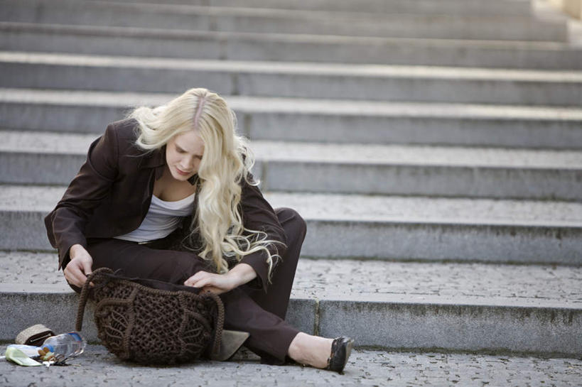 西方人,一个人,商务人士,商务女性,坐,打电话,横图,室外,白天,正面,楼梯,电话,手机,欧洲,欧洲人,仅一个年轻女性,仅一个女性,仅一个人,握,套装,包,公文包,阶梯,拿,拿着,注视,通讯设备,台阶,观察,看,握着,公事包,观看,寻找,察看,关注,商务装,工薪阶层,交流,年轻女性,女人,女性,白种人,白领,上班族,沟通,通话,坐着,彩图,全身