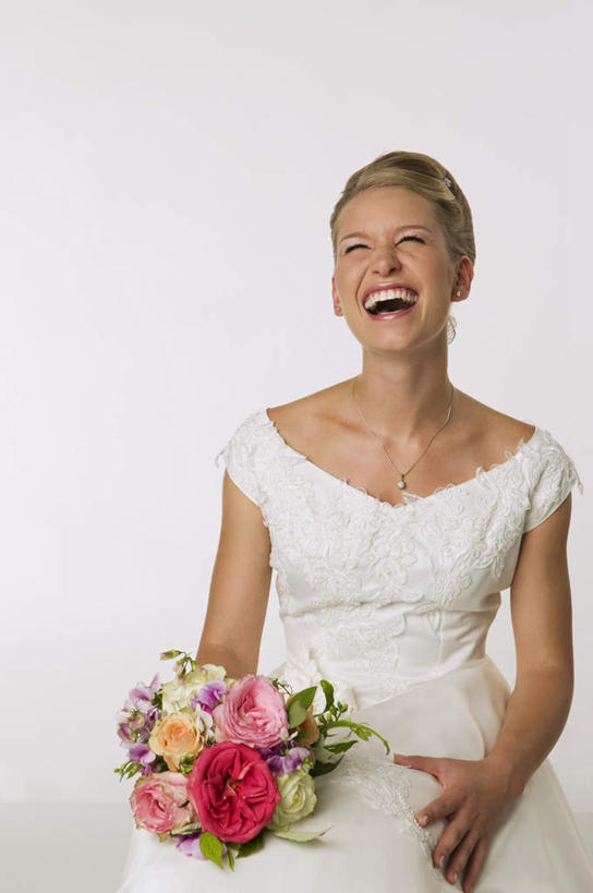 西方人,一个人,新娘,站,笑,大笑,竖图,室内,白天,白色背景,正面,婚纱,婚礼,快乐,兴奋,欧洲,欧洲人,仅一个年轻女性,仅一个女性,仅一个人,握,庆祝,盛开,捧花,手捧花,结婚,拿,花蕾,拿着,花,花瓣,花朵,鲜花,花束,花苞,花蕊,站着,张嘴,喜庆,握着,摄影,影棚,纪念,张大嘴巴,哈哈大笑,婚礼捧花,年轻女性,女人,女性,白种人,张开嘴,站立,半身,彩图,影棚拍摄,婚礼服,礼服,高兴,狂笑,拍摄