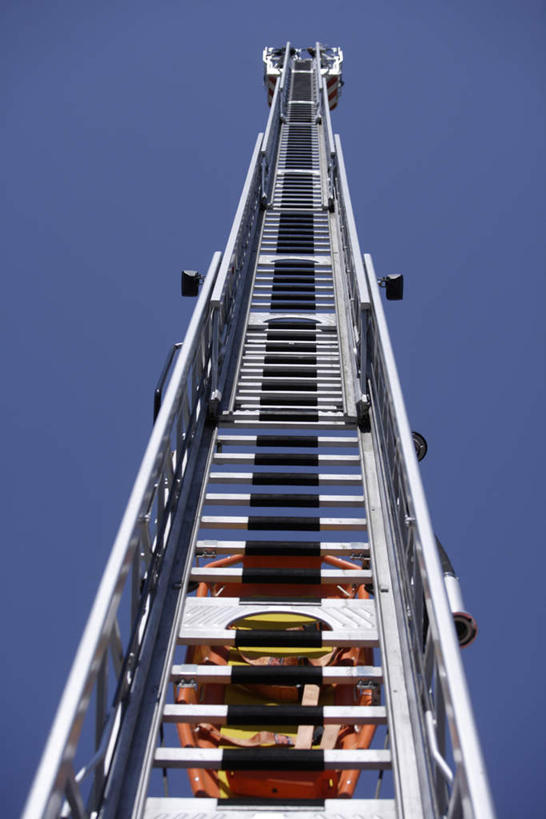 无人,攀登,竖图,室外,白天,仰视,安全,救火车,灭火器,阴影,光线,梯子,影子,阶梯,木梯,蓝色,蓝天,天空,阳光,天,爬,晴朗,上升,消防,灭火,万里无云,登高,消防灭火器,消防器材,晴空,晴空万里,消防车,攀爬,彩图,低角度拍摄