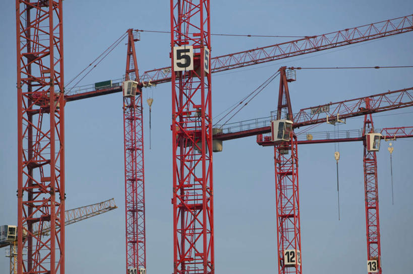 无人,横图,室外,白天,正面,烹饪,西餐,技术,餐桌,桌子,建筑,阴影,光线,标志,数字,文字,影子,字符,汉堡,料理,食品,设备,标识,菜肴,美食,食物,施工,蓝色,蓝天,天空,阳光,快餐,天,机械,起重机,西式,阿拉伯数字,佳肴,晴朗,餐台,工程,西式快餐,垃圾食品,万里无云,晴空,晴空万里,彩图