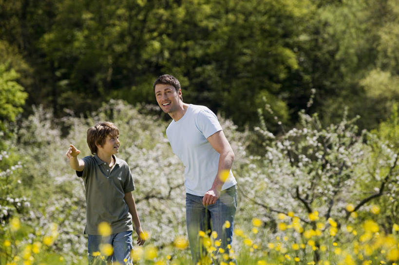 西方人,儿童,中年人,两个人,家庭,父亲,儿子,站,说,横图,室外,白天,正面,旅游,度假,纯洁,草地,草坪,花海,花圃,美景,植物,叶子,欧洲,欧洲人,指,阴影,服装,朦胧,模糊,盛开,光线,影子,景观,花蕾,注视,休闲装,方向,娱乐,草,花,花瓣,花朵,花卉,鲜花,树,树木,小孩,衣服,黄色,绿色,阳光,自然,花丛,花束,花田,花苞,花蕊,观察,看,手势,站着,享受,休闲,温暖,温馨,父子,一家人,休闲服,景色,放松,父爱,可爱,童年,童趣,服饰,生长,成长,观看,和睦,察看,指向,关注,自然风光,童真,烂漫,无邪,交流,天真,男孩,男人,男性,中年男性,白种人,孩子,沟通,讲话,交谈,说话,谈话,站立,半身,彩图,融洽,男生