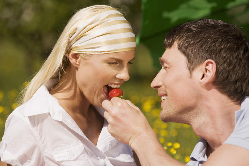 西方人,中年人,两个人,家庭,夫妻,横图,室外,白天,正面,爱情,旅游,度假,草地,草坪,花海,花圃,美景,植物,草莓,水果,叶子,欧洲,欧洲人,喂食,阴影,服装,盛开,光线,影子,景观,浪漫,花蕾,注视,休闲装,娱乐,草,花,花瓣,花朵,花卉,鲜花,树,树木,衣服,黄色,红色,绿色,阳光,自然,花丛,花束,花田,花苞,花蕊,观察,看,张嘴,享受,休闲,温暖,温馨,一家人,休闲服,景色,恩爱,放松,恋人,服饰,生长,成长,观看,和睦,察看,关注,自然风光,张大嘴巴,男人,男性,女人,女性,中年男性,中年女性,白种人,夫妇,情侣,张开嘴,洋莓,水果皇后,红莓,地莓,半身,彩图,伴侣,融洽