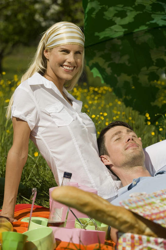 西方人,中年人,两个人,家庭,夫妻,躺,闭眼,笑,微笑,露齿笑,竖图,室外,白天,正面,爱情,旅游,度假,草地,草坪,花海,花圃,美景,植物,叶子,欧洲,欧洲人,阴影,服装,盛开,光线,影子,景观,浪漫,花蕾,休闲装,娱乐,草,花,花瓣,花朵,花卉,鲜花,树,树木,衣服,黄色,绿色,阳光,自然,花丛,花束,花田,花苞,花蕊,享受,休闲,温暖,温馨,一家人,休闲服,景色,恩爱,放松,恋人,服饰,生长,成长,和睦,自然风光,卧着,男人,男性,女人,女性,中年男性,中年女性,白种人,夫妇,情侣,闭眼睛,闭着眼,闭着眼睛,躺着,卧,半身,彩图,伴侣,融洽