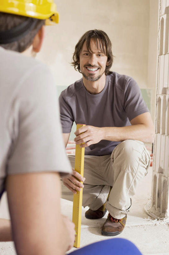 西方人,两个人,机修工,说,竖图,室内,白天,正面,门,装修,建筑,帽子,欧洲,欧洲人,握,服装,测量,木棒,头盔,刻度,拿,拿着,注视,休闲装,工人,衣服,安全帽,尺,门框,观察,看,休闲,休闲服,垂直,握着,服饰,观看,测量工具,水平仪,水平,尺子,察看,关注,水平尺,水准仪,量具,量仪,水平仪器,交流,男人,男性,中年男性,白种人,机械师,机修工人,沟通,讲话,交谈,说话,谈话,半身,彩图