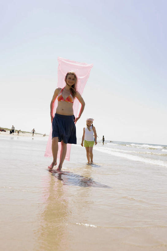 西方人,儿童,两个人,母亲,女儿,走,笑,微笑,露齿笑,竖图,室外,白天,正面,泳装,比基尼,纯洁,海浪,海洋,沙滩,欧洲,欧洲人,阴影,光线,沙子,影子,海岸,浪花,云,云朵,沙地,云彩,注视,小孩,白云,蓝天,天空,阳光,海水,天,观察,看,母女,气垫床,可爱,母爱,童年,童趣,观看,充气床,察看,关注,海景,童真,烂漫,无邪,天真,女孩,女性,中年女性,白种人,孩子,大海,风浪,海,海水的波动,海滩,近岸浪,涌浪,步行,散步,走路,彩图,全身,三点式,泳衣,女生