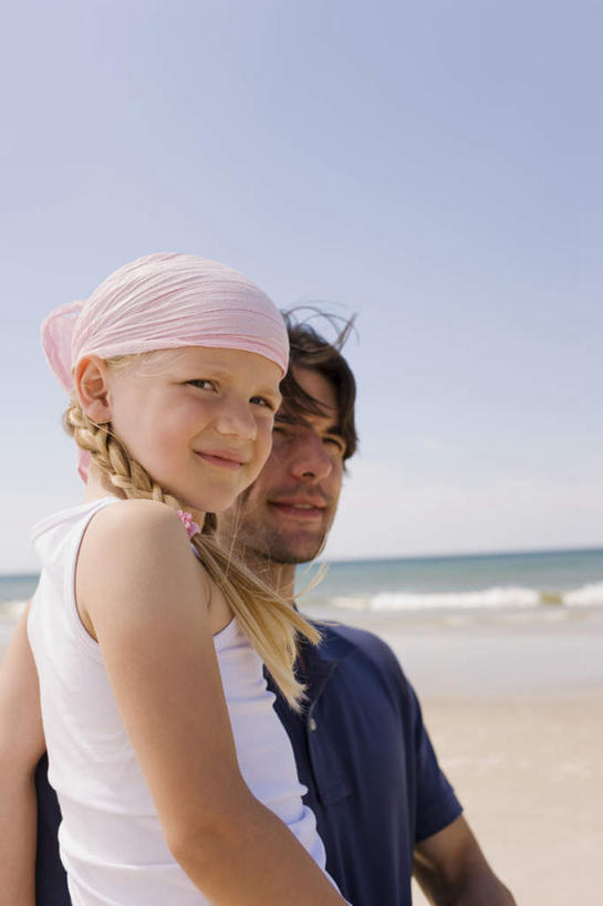 西方人,儿童,两个人,父亲,女儿,抱,竖图,室外,白天,正面,纯洁,海浪,海洋,沙滩,欧洲,欧洲人,阴影,服装,光线,沙子,影子,海岸,浪花,云,云朵,沙地,云彩,注视,休闲装,小孩,衣服,白云,蓝天,天空,阳光,海水,天,观察,看,休闲,父女,休闲服,父爱,可爱,童年,童趣,服饰,抱着,观看,察看,搂着,关注,海景,童真,烂漫,无邪,天真,男人,男性,女孩,女性,中年男性,白种人,孩子,大海,风浪,海,海水的波动,海滩,近岸浪,涌浪,搂,搂抱,半身,彩图,女生