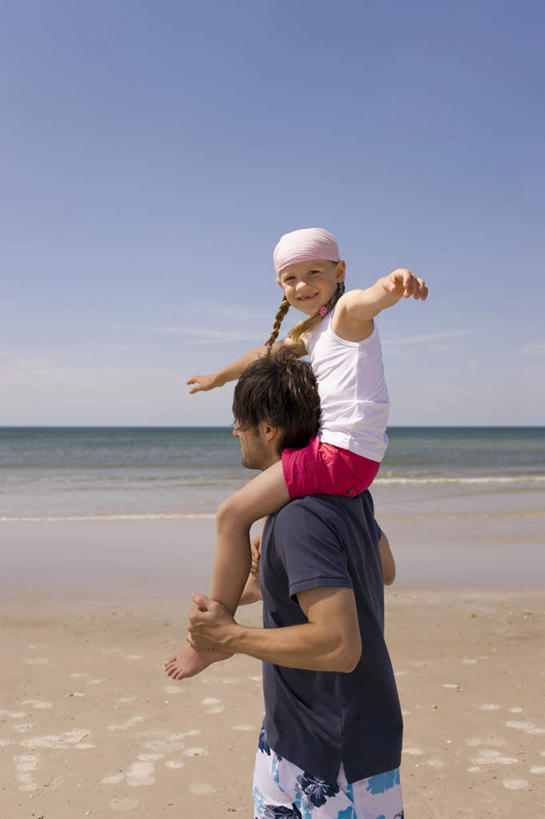 西方人,儿童,两个人,父亲,女儿,伸展双臂,竖图,室外,白天,正面,纯洁,海浪,海洋,沙滩,欧洲,欧洲人,阴影,光线,沙子,影子,海岸,浪花,沙地,小孩,骑,蓝天,天空,阳光,海水,天,扛,父女,父爱,可爱,童年,童趣,海景,童真,烂漫,无邪,扛在肩上,骑在肩上,天真,男人,男性,女孩,女性,中年男性,白种人,孩子,大海,风浪,海,海水的波动,海滩,近岸浪,涌浪,敞开双臂,伸开双臂,展开双肩,张开手臂,张开双臂,半身,彩图,女生