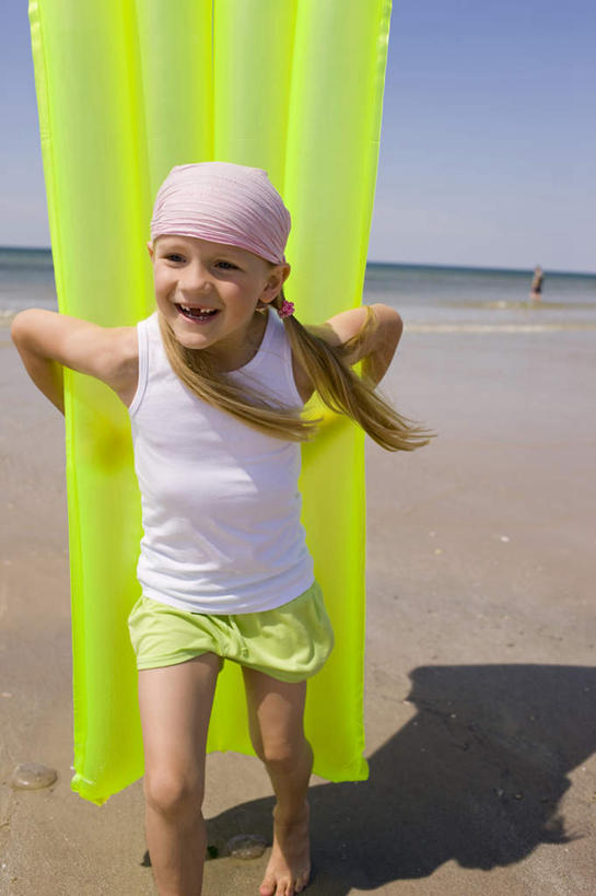 西方人,儿童,一个人,竖图,室外,白天,正面,纯洁,海浪,海洋,沙滩,欧洲,欧洲人,仅一个女性,仅一个人,阴影,服装,光线,沙子,影子,海岸,浪花,水平线,云,云朵,辽阔,海平线,沙地,拿,云彩,拿着,注视,休闲装,小孩,衣服,白云,蓝天,天空,阳光,海水,天,观察,看,仅一个小孩,休闲,广阔,休闲服,气垫床,可爱,童年,童趣,服饰,观看,充气床,一望无际,察看,关注,海景,童真,烂漫,无邪,无边无际,一马平川,天真,女孩,女人,女性,白种人,孩子,大海,风浪,海,海水的波动,海滩,近岸浪,涌浪,半身,彩图,水天相接,水天一线,女生