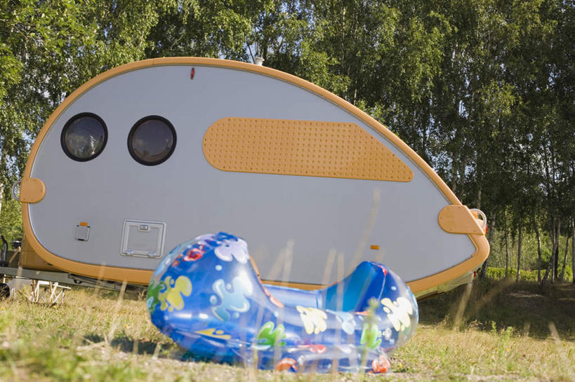 游泳,无人,横图,室外,白天,正面,草地,草坪,植物,德国,欧洲,一辆,阴影,光线,救生圈,影子,塑料,云,云朵,云彩,车,草,树,树木,绿色,白云,蓝天,天空,阳光,自然,塑料制品,游泳圈,交通工具,天,充气,生长,成长,救生,西欧,载具,露营,野营,房车,德意志联邦共和国,宿营,泅水,莱比锡,露营车,彩图