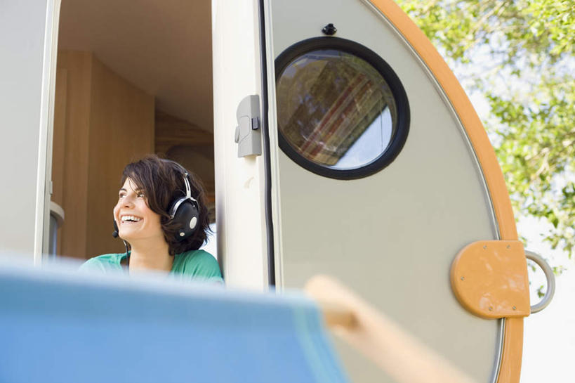 西方人,一个人,笑,微笑,露齿笑,室外,白天,仰视,陶醉,快乐,植物,椅子,欧洲,欧洲人,仅一个年轻女性,仅一个女性,仅一个人,戴,阴影,服装,朦胧,模糊,光线,影子,躺椅,云,云朵,音乐,云彩,音乐播放器,注视,休闲装,车,树,树木,衣服,绿色,白云,蓝天,天空,阳光,自然,耳机,耳麦,交通工具,天,观察,看,享受,休闲,休闲服,服饰,生长,成长,观看,沙滩椅,戴着,察看,麦克风,关注,载具,露营,野营,MP4播放器,房车,宿营,露营车,年轻女性,女人,女性,白种人,半身,彩图,低角度拍摄,播放器,沉醉