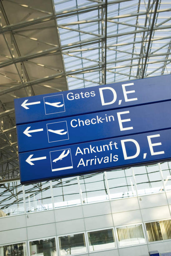 无人,机场,竖图,室内,白天,仰视,度假,美景,窗户,城市风光,城市,飞机场,德国,欧洲,阴影,光线,英文,标志,文字,影子,字符,字母,景观,娱乐,标识,玻璃窗,阳光,享受,休闲,景色,放松,英文字母,指向,西欧,指标,德意志联邦共和国,航空站,空港,彩图,低角度拍摄