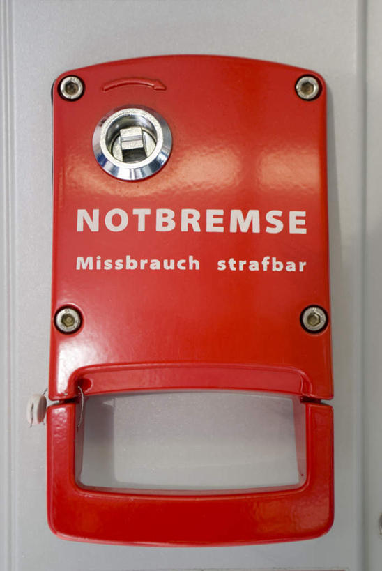 无人,竖图,室内,特写,白天,正面,技术,静物,照明,标志,文字,灯光,灯,红色,把手,灯具,警示,英文字母,车灯,尾灯,照亮,提醒,照明设备,提示,彩图