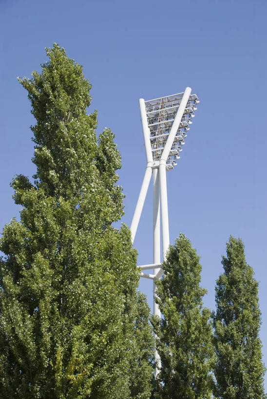 无人,竖图,室外,白天,仰视,度假,美景,植物,城市风光,城市,德国,欧洲,阴影,高大,光线,影子,景观,塔,首都,宏伟,娱乐,柏林,树,树木,蓝色,绿色,蓝天,天空,阳光,自然,天,享受,休闲,景色,放松,生长,晴朗,成长,西欧,万里无云,德意志联邦共和国,柏林州,高峻,嵬峨,晴空,晴空万里,彩图,低角度拍摄