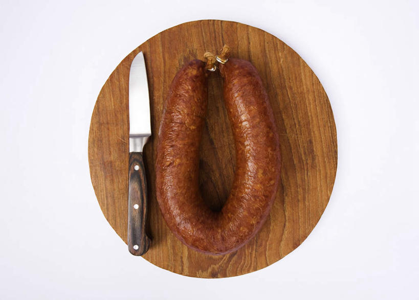 无人,横图,室内,特写,白天,白色背景,正面,捆扎,金属,木制,香肠,案板,腊肠,砧板,木制品,绳子,刀,线绳,摄影,影棚,绳索,彩图,影棚拍摄,拍摄