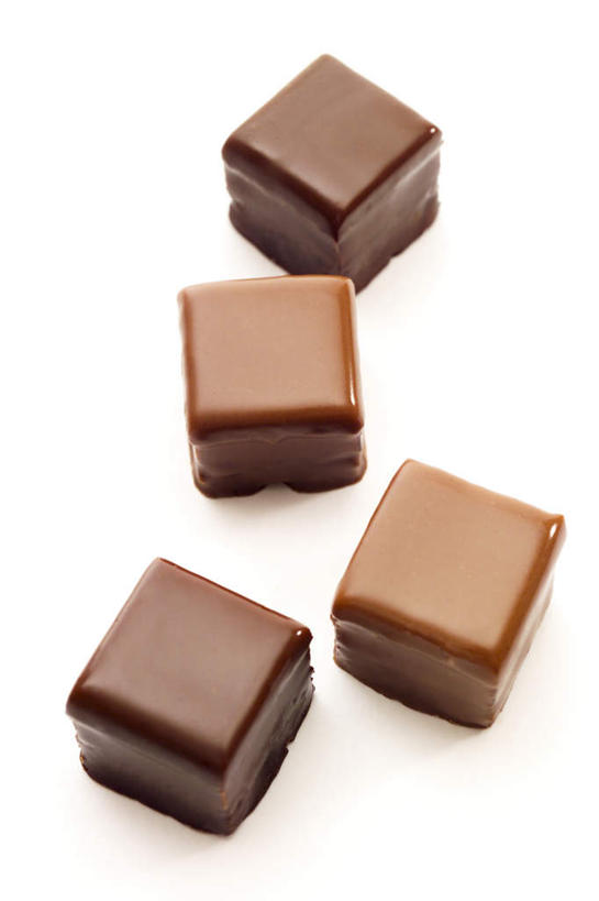 无人,竖图,俯视,室内,特写,白天,白色背景,食品,糖,糖果,甜点,甜品,食物,甜食,巧克力,四块,摄影,影棚,朱古力,彩图,高角度拍摄,影棚拍摄,拍摄