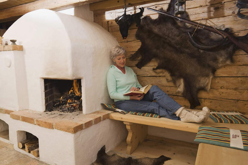 西方人,头发,一个人,家,木屋,坐,横图,室内,白天,侧面,壁炉,书籍,欧洲,欧洲人,仅一个女性,仅一个人,握,服装,墙,拿,拿着,注视,墙壁,墙面,住宅,衣服,白色,观察,看,握着,服饰,仅一个老年女性,观看,察看,衣着,穿着,关注,衣饰,兽皮,老年女性,女人,女性,白种人,书,图书,坐着,彩图,全身,茅舍,茅屋,棚屋,小木屋,小屋