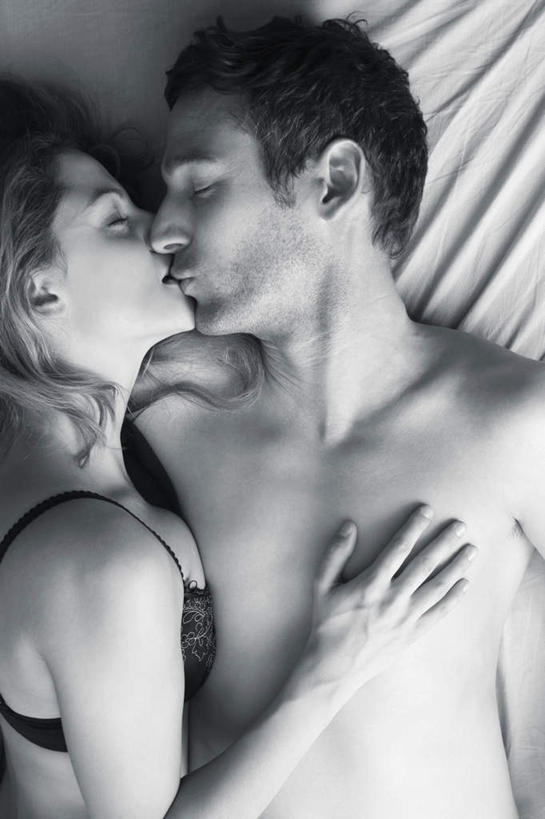 西方人,中年人,两个人,家庭,夫妻,躺,闭眼,摸,吻,竖图,俯视,黑白,室内,特写,白天,爱情,床,卧室,欧洲,欧洲人,抚摸,内衣,双人床,床单,浪漫,被子,温暖,温馨,一家人,胸罩,文胸,恩爱,恋人,和睦,被单,乳罩,胸衣,男人,男性,女人,女性,中年男性,中年女性,白种人,夫妇,情侣,闭眼睛,闭着眼,闭着眼睛,触摸,接触,接吻,亲,亲吻,亲嘴,躺着,半身,高角度拍摄,睡房,卧房,伴侣,融洽