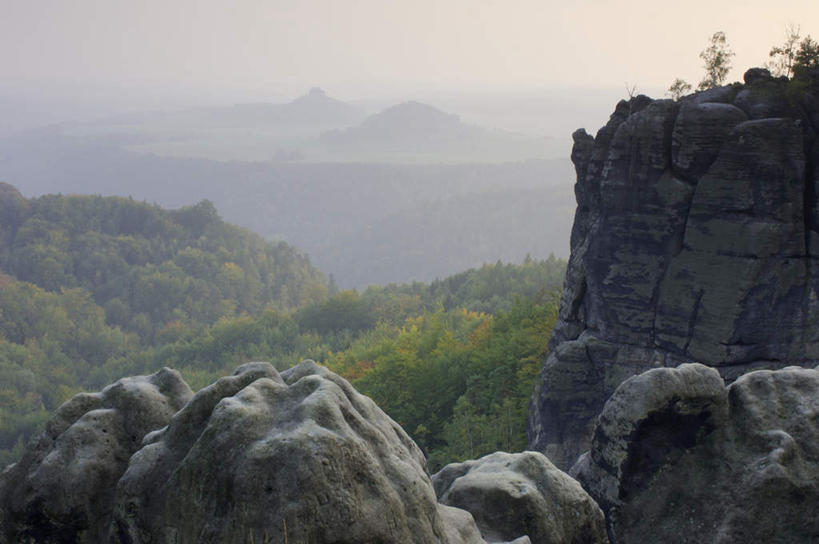 无人,横图,室外,白天,正面,旅游,度假,石头,美景,森林,山,山脉,树林,植物,德国,欧洲,阴影,光线,石子,影子,景观,山顶,山峰,悬崖,山峦,娱乐,树,树木,绿色,阳光,自然,群山,享受,休闲,景色,放松,生长,成长,西欧,自然风光,德意志联邦共和国,绝壁,颠峰,极峰,萨克森州,萨克森自由州,石块,岩石,彩图