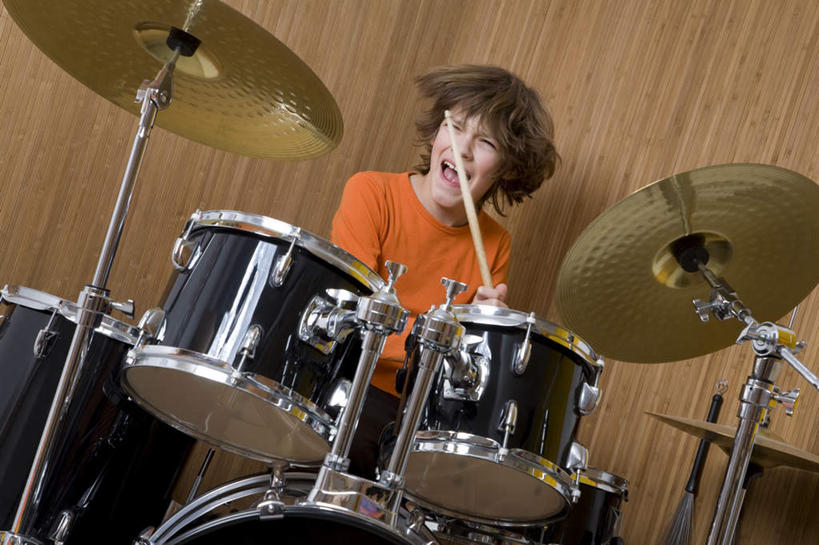 西方人,儿童,一个人,坐,笑,微笑,露齿笑,横图,室内,白天,正面,纯洁,欧洲,欧洲人,仅一个男性,仅一个人,握,服装,鼓,架子鼓,乐器,拿,拿着,注视,小孩,衣服,观察,看,仅一个小孩,教室,可爱,童年,童趣,握着,服饰,观看,打击乐器,察看,衣着,穿着,关注,童真,烂漫,无邪,爵士鼓,衣饰,天真,男孩,男人,男性,白种人,孩子,坐着,半身,彩图,男生