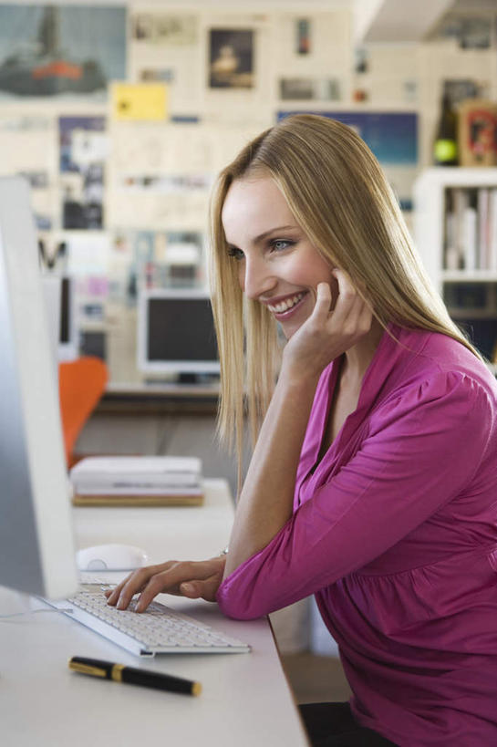 西方人,一个人,商务人士,商务女性,办公室,坐,笑,微笑,露齿笑,竖图,室内,白天,侧面,电脑,显示器,鼠标,键盘,桌子,欧洲,欧洲人,仅一个年轻女性,仅一个女性,仅一个人,撑,套装,网络,笔,办公桌,办公用品,钢笔,托腮,注视,输入设备,通讯设备,文具,学习用品,观察,看,托,台式电脑,观看,文具用品,察看,关注,托下巴,通信设备,商务装,工薪阶层,输出设备,年轻女性,女人,女性,白种人,白领,上班族,坐着,半身,彩图