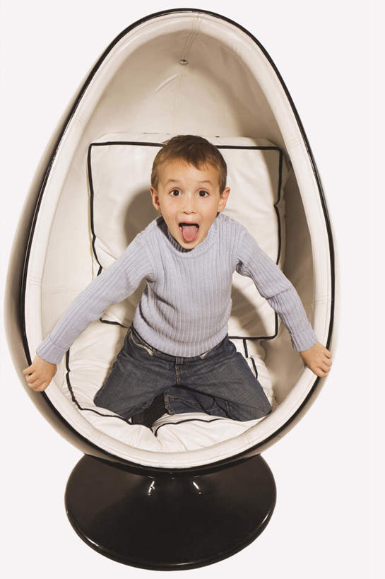 西方人,儿童,一个人,坐,竖图,室内,白天,白色背景,正面,纯洁,椅子,欧洲,欧洲人,仅一个男性,仅一个人,撑,服装,注视,一个,小孩,衣服,观察,看,张嘴,仅一个小孩,可爱,童年,童趣,摄影,服饰,影棚,单个,观看,察看,撑着,衣着,穿着,关注,张大嘴巴,童真,烂漫,无邪,球椅,太空椅,鸡蛋椅,衣饰,天真,男孩,男人,男性,白种人,孩子,张开嘴,跪着,坐着,彩图,全身,影棚拍摄,拍摄,男生