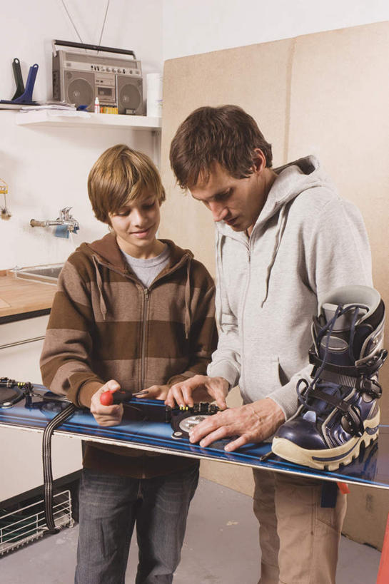 西方人,儿童,中年人,两个人,家庭,父亲,儿子,站,竖图,室内,白天,侧面,纯洁,金属制品,欧洲,欧洲人,连接,握,组合,服装,金属,工具,拿,拿着,注视,小孩,衣服,观察,看,站着,温暖,温馨,父子,一家人,父爱,可爱,童年,童趣,握着,服饰,观看,螺丝刀,修理,起子,链接,滑雪鞋,五金,和睦,察看,紧固,衣着,穿着,关注,拼接,拼凑,工作台,童真,烂漫,无邪,拼合,凑集,聚合,撮合,链结,牢固,改锥,衣饰,天真,男孩,男人,男性,中年男性,白种人,孩子,站立,半身,彩图,融洽,男生