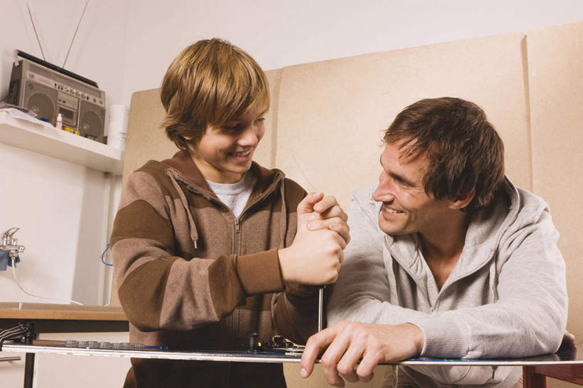 西方人,儿童,中年人,两个人,家庭,父亲,儿子,站,横图,室内,白天,正面,纯洁,零件,金属制品,欧洲,欧洲人,连接,握,组合,服装,金属,工具,拿,拿着,注视,小孩,衣服,观察,看,站着,温暖,温馨,父子,一家人,父爱,可爱,童年,童趣,握着,服饰,观看,螺丝刀,修理,起子,链接,滑雪鞋,五金,和睦,察看,紧固,衣着,穿着,关注,拼接,拼凑,工作台,童真,烂漫,无邪,拼合,凑集,聚合,撮合,链结,牢固,改锥,衣饰,天真,男孩,男人,男性,中年男性,白种人,孩子,站立,半身,彩图,融洽,男生