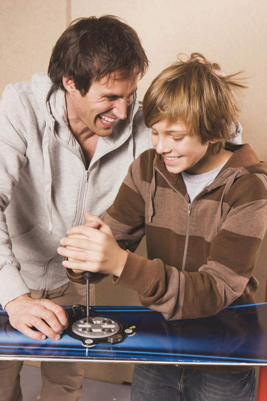 西方人,儿童,中年人,两个人,家庭,父亲,儿子,站,竖图,室内,白天,正面,纯洁,零件,金属制品,欧洲,欧洲人,连接,握,组合,服装,金属,工具,拿,拿着,注视,小孩,衣服,观察,看,站着,温暖,温馨,父子,一家人,父爱,可爱,童年,童趣,握着,服饰,观看,螺丝刀,修理,起子,链接,滑雪鞋,五金,和睦,察看,紧固,衣着,穿着,关注,拼接,拼凑,工作台,童真,烂漫,无邪,拼合,凑集,聚合,撮合,链结,牢固,改锥,衣饰,天真,男孩,男人,男性,中年男性,白种人,孩子,站立,半身,彩图,融洽,男生