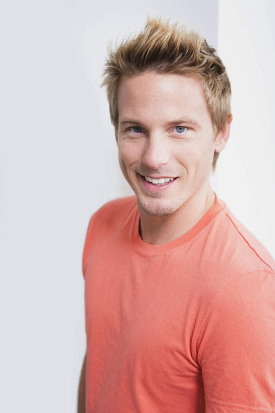 西方人,一个人,站,笑,微笑,露齿笑,竖图,室内,白天,正面,欧洲,欧洲人,仅一个男性,仅一个人,仅一个中年男性,服装,注视,上衣,衣服,观察,看,站着,橘色,服饰,观看,察看,衣着,穿着,关注,衣饰,男人,男性,中年男性,白种人,站立,半身,彩图