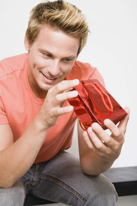 西方人,一个人,坐,笑,微笑,露齿笑,竖图,室内,白天,正面,购物,消费,袋子,欧洲,欧洲人,仅一个男性,仅一个人,仅一个中年男性,握,服装,包装袋,手提袋,购物袋,拿,拿着,注视,上衣,衣服,红色,观察,看,橘色,握着,金融,试衣间,服饰,观看,察看,衣着,穿着,购买,关注,贸易,衣饰,男人,男性,中年男性,白种人,坐着,半身,彩图