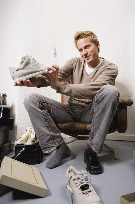 西方人,一个人,商店,坐,竖图,室内,白天,正面,运动鞋,购物,消费,衣帽间,超市,鞋子,椅子,欧洲,欧洲人,仅一个男性,仅一个人,仅一个中年男性,握,服装,墙,很多,拿,拿着,注视,鞋柜,墙壁,墙面,衣服,观察,看,握着,金融,百货,服饰,观看,察看,衣着,服装店,穿着,关注,鞋盒,选购,贸易,百货公司,服饰店,血拼,衣饰,男人,男性,中年男性,白种人,坐着,彩图,全身,购物商场,购物中心,商业中心