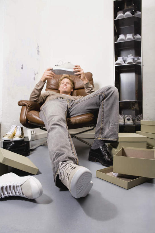 西方人,一个人,商店,坐,竖图,室内,白天,正面,运动鞋,购物,消费,衣帽间,超市,鞋子,椅子,欧洲,欧洲人,仅一个男性,仅一个人,仅一个中年男性,握,服装,墙,很多,拿,拿着,注视,鞋柜,墙壁,墙面,衣服,观察,看,握着,金融,百货,服饰,观看,察看,衣着,服装店,穿着,关注,鞋盒,选购,贸易,百货公司,服饰店,血拼,衣饰,男人,男性,中年男性,白种人,坐着,彩图,全身,购物商场,购物中心,商业中心