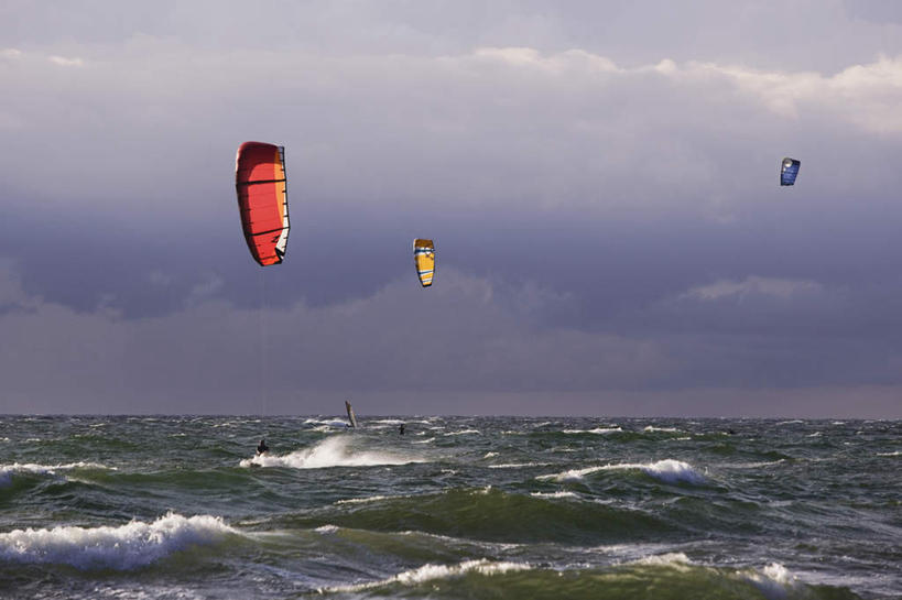 无人,横图,室外,白天,正面,锻炼,旅游,度假,运动,海浪,海洋,美景,水,德国,欧洲,阴影,飞溅,溅,光线,液体,影子,景观,浪花,水滴,云,云朵,云彩,娱乐,极限运动,水珠,蓝色,白云,蓝天,天空,阳光,自然,海水,天,享受,休闲,景色,放松,晴朗,西欧,喷洒,自然风光,室外运动,户外运动,海景,冲浪风筝,德意志联邦共和国,梅克伦堡.前波美拉尼亚州,梅克伦堡.前波美拉尼亚,风筝冲浪,大海,风浪,海,海水的波动,近岸浪,涌浪,晴空,彩图,健身