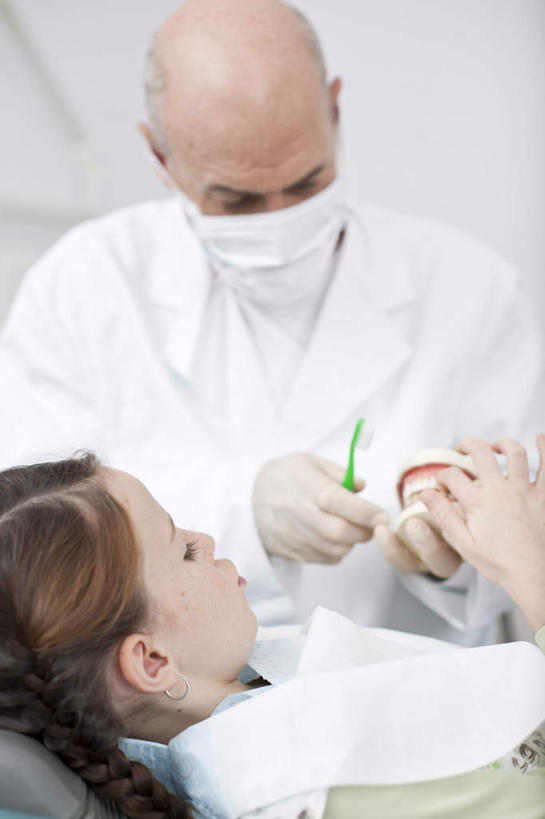 西方人,儿童,两个人,医生,病人,牙科医生,办公室,医院,站,躺,竖图,室内,白天,仰视,工作服,制服,纯洁,桌子,欧洲,欧洲人,戴,握,服装,检查,分离,牙刷,办公桌,过滤,拿,分开,拿着,注视,衣服,口罩,手套,观察,看,站着,医护人员,医疗人员,隔断,橡胶,可爱,童年,童趣,握着,遮掩,服饰,观看,隔离,察看,卫生,掩盖,遮挡,衣着,穿着,关注,净化,间隔,橡胶手套,预防,童真,橡胶制品,烂漫,无邪,遮盖,防尘,医疗机构,医用手套,掩饰,断绝,隔开,屏蔽,屏绝,远离,中断,阻遏,阻隔,工作制服,衣饰,天真,男人,男性,女孩,女人,女性,中年男性,白种人,孩子,大夫,患者,就医者,牙医,躺着,站立,半身,彩图,低角度拍摄,工作套服,病院,诊所