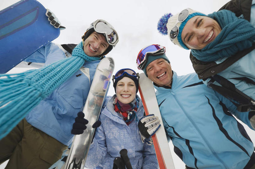 西方人,四个人,家庭,夫妻,伙伴,朋友,站,笑,微笑,露齿笑,横图,室外,白天,仰视,爱情,旅游,度假,友谊,帽子,欧洲,欧洲人,戴,握,服装,装饰,工具,墨镜,器材,眼镜,浪漫,拿,拿着,注视,娱乐,运动器械,衣服,蓝天,天空,太阳镜,太阳眼镜,围巾,天,观察,看,站着,享受,休闲,温暖,温馨,一家人,器械,健身器械,遮阳镜,恩爱,放松,握着,恋人,服饰,拐杖,围脖,观看,保暖,华丽,滑雪杖,点缀,和睦,察看,绒线帽,衣着,御寒,穿着,关注,健身器材,滑雪装备,衬托,美观,雅致,雅观,辅助设备,衣饰,友情,男人,男性,女人,女性,中年男性,中年女性,白种人,情侣,玩耍,站立,半身,彩图,低角度拍摄,伴侣,融洽,运动器材