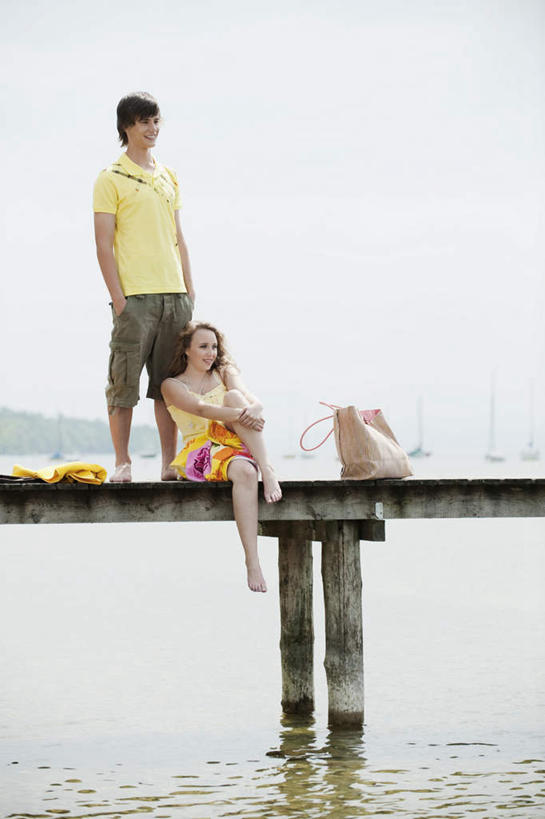 西方人,两个人,夫妻,站,坐,竖图,室外,白天,正面,裙子,爱情,河流,水,欧洲,欧洲人,连衣裙,服装,包,木板,皮包,河水,水流,桥,木桥,浪漫,注视,休闲装,栈桥,衣服,观察,看,站着,休闲,赤脚,休闲服,恩爱,恋人,服饰,抱膝,观看,人行桥,木板桥,吊带裙,单肩包,察看,关注,全身裙,男人,男性,年轻男性,年轻女性,女人,女性,白种人,情侣,站立,坐着,彩图,全身,伴侣