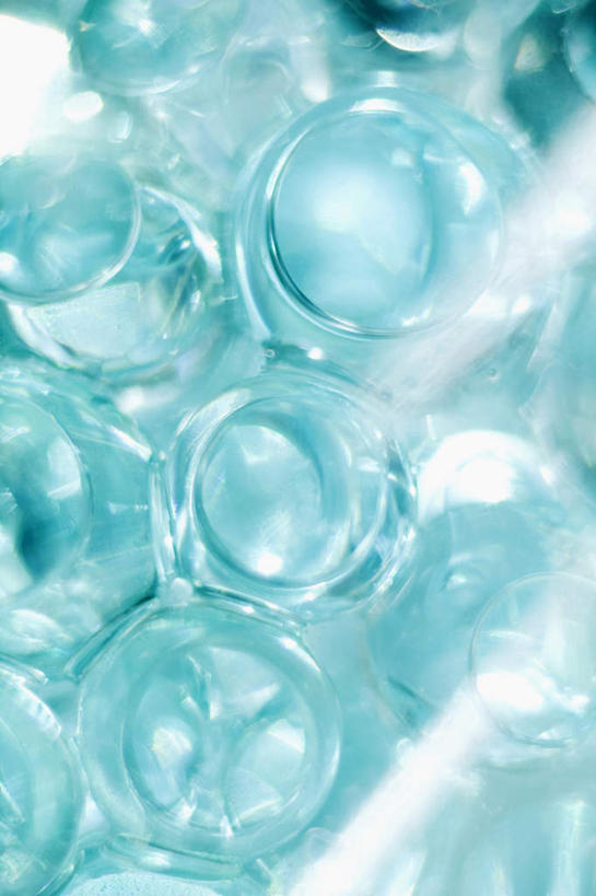 无人,竖图,俯视,室内,特写,白天,化妆,美容,静物,许多,护肤,阴影,朦胧,模糊,反射,影子,蓝色,化妆品,肥皂,香皂,日用品,洗浴用品,清洁,保养,享受,休闲,放松,保健,护肤品,化妆用品,护肤用品,舒缓,养颜,去污,紧肤,嫩肤,洗涤,彩图,高角度拍摄