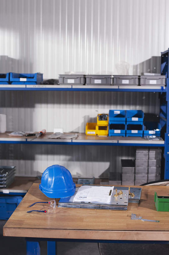 办公室,工厂,竖图,室内,白天,正面,家具,桌子,帽子,朦胧,模糊,材料,档案,工具,头盔,文件,眼镜,办公桌,蓝色,安全帽,资料,机械,文档,办公家具,半身,彩图,工地,制造厂,防护眼镜