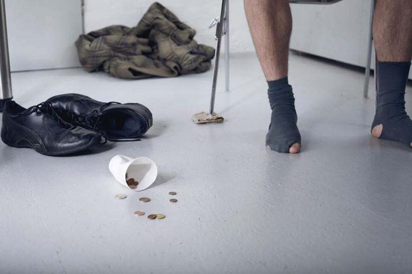 西方人,一个人,商务人士,商务男性,办公室,站,横图,俯视,室内,白天,鞋,衬衫,钱,桌子,杯子,鞋子,欧洲,欧洲人,仅一个男性,仅一个人,套装,瓷砖,地砖,钱币,办公桌,皮革,地面,凌乱,袜子,仅一个年轻男性,纸制品,站着,金融,经济,纸杯,长袜,混乱,一次性杯子,商务装,流通,贸易,工薪阶层,长筒袜,纷乱,缭乱,庞杂,长统袜,货币,现金,硬币,男人,男性,年轻男性,白种人,白领,上班族,站立,半身,彩图,高角度拍摄,衬衣,皮鞋