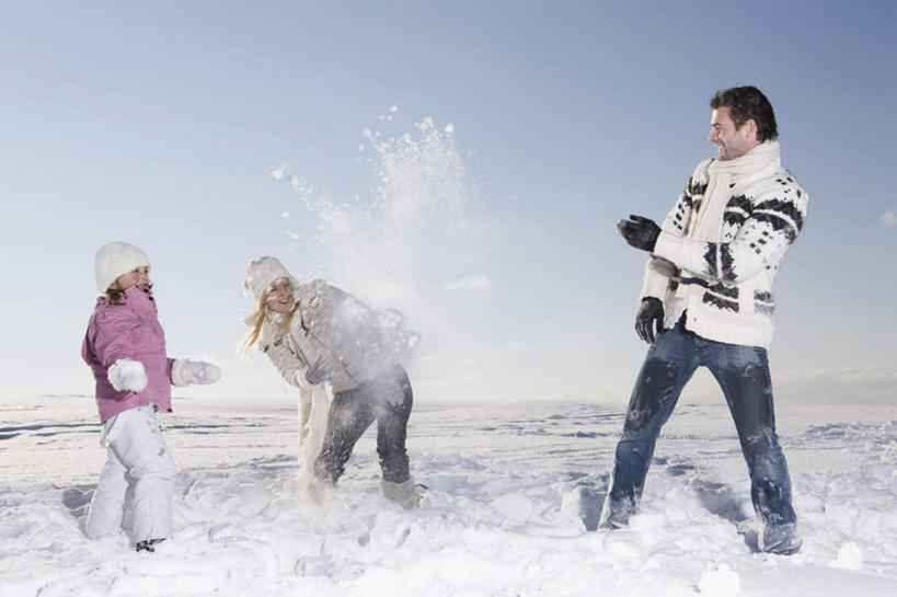 西方人,儿童,三个人,家庭,夫妻,母亲,父亲,女儿,站,横图,室外,白天,正面,爱情,旅游,度假,纯洁,雪,大雪,欧洲,欧洲人,服装,积雪,雪景,冬天,浪漫,拿,拿着,注视,娱乐,小孩,衣服,蓝色,蓝天,天空,天,观察,看,站着,享受,休闲,温暖,温馨,父女,母女,三口之家,一家人,恩爱,放松,父爱,可爱,母爱,童年,童趣,恋人,服饰,晴朗,观看,羽绒服,保暖,和睦,察看,雪球,御寒,关注,打雪仗,童真,烂漫,无邪,万里无云,冬装,天真,男人,男性,年轻男性,年轻女性,女孩,女人,女性,白种人,孩子,年轻人,夫妇,情侣,晴空,晴空万里,玩耍,站立,彩图,全身,伴侣,融洽,女生